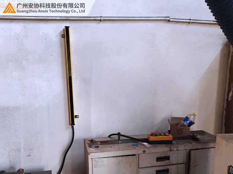 單邊漫反射光幕：無(wú)需對(duì)射的安全防護(hù)革新