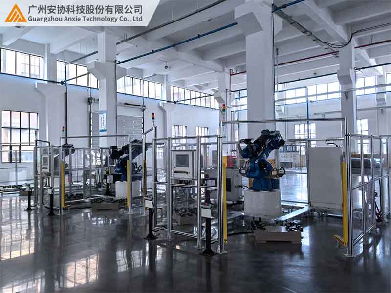 國產(chǎn)單邊光幕焊接機(jī)器人案例.jpg