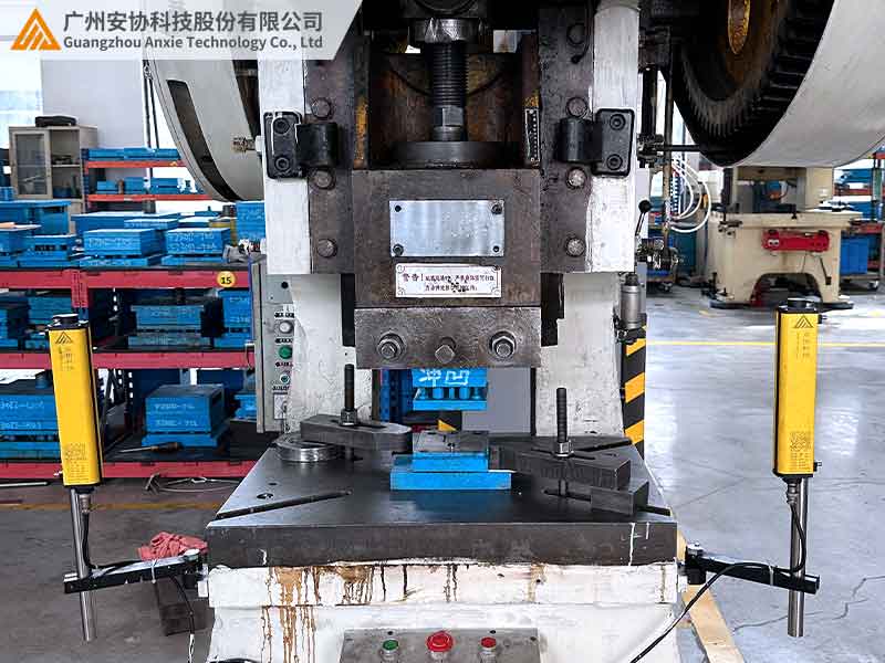 安全光柵在沖床上的防護案例.jpg