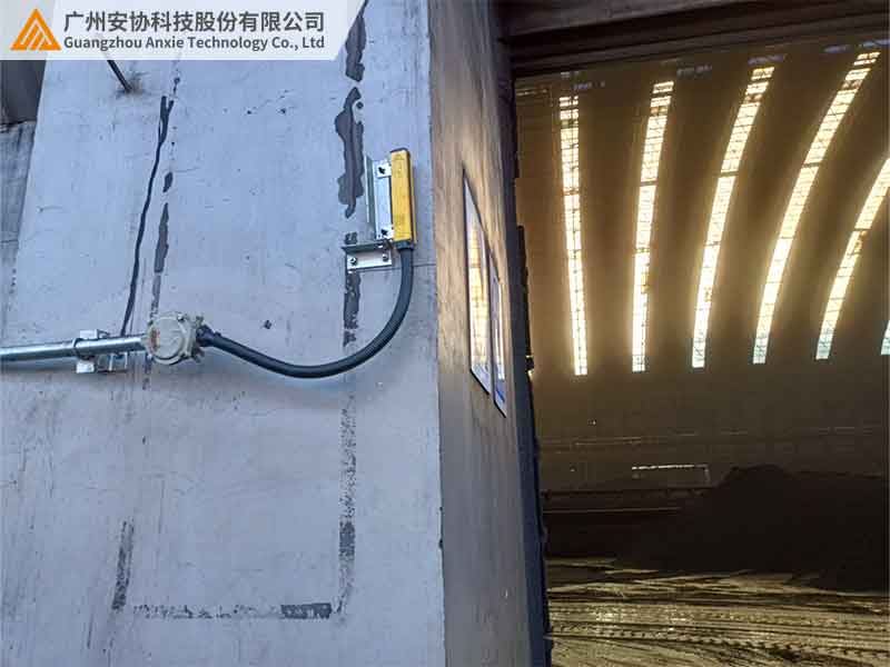 煤礦裝載車(chē)安全光柵檢測(cè)案例.jpg