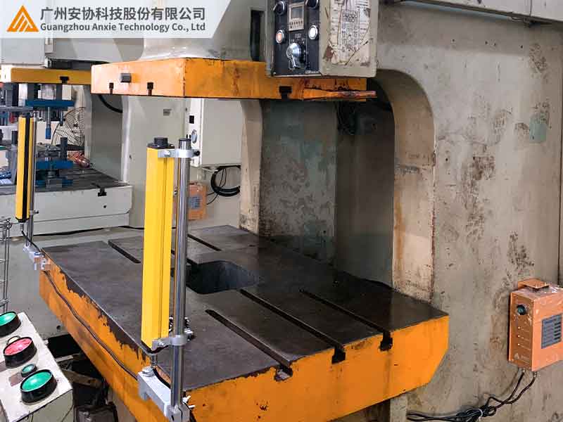 沖床用安全光幕定制防護(hù).jpg